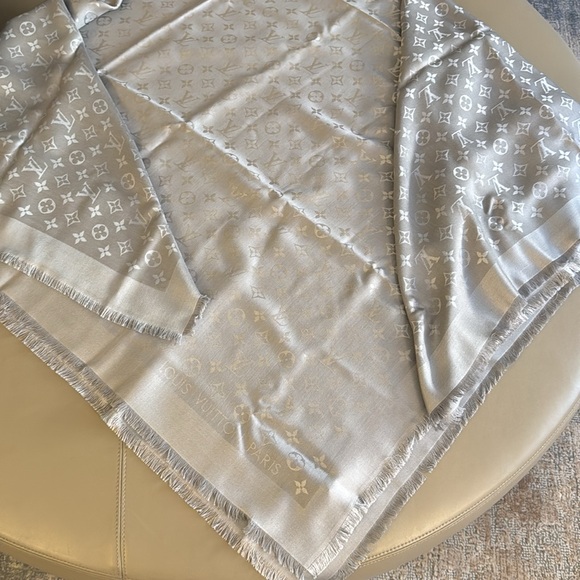 NWOT Louis Vuitton Monogram Classic Shawl in Grey Souris. - Picture 3 of 7